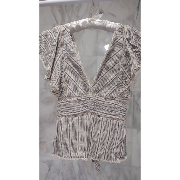 Flowy Sleeveless Blouse - Picture 2 of 5